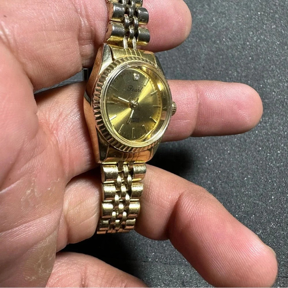 Ladies pearl diamond quartz watch gold tone gold dial working new battery - Picture 3 of 9